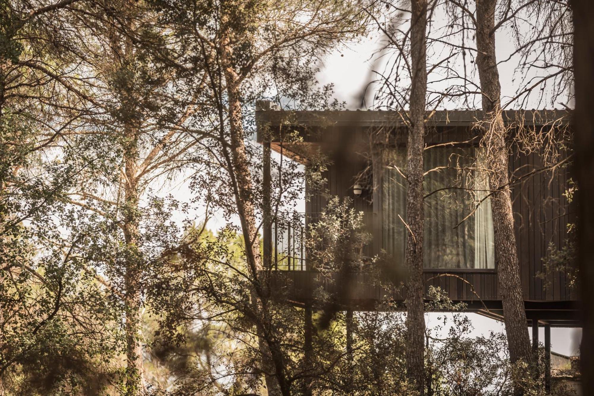 Les Cabanes De L'Oller Del Mas Манреса Экстерьер фото